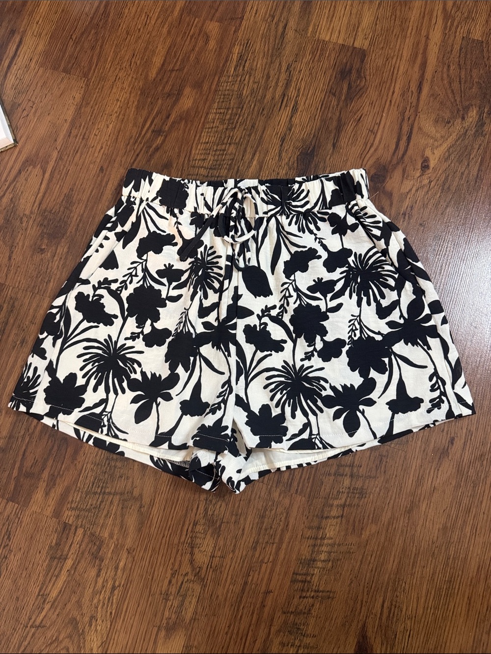 HYFVE Black & White Floral High-Waist Pull-On Shorts 1.T